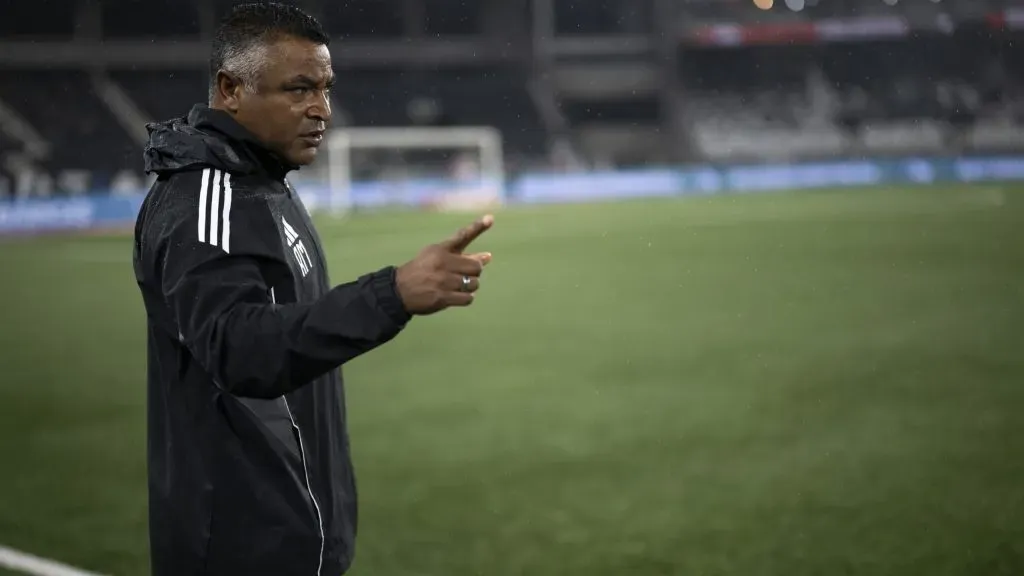 RJ – RIO DE JANEIRO – 11/05/2025 – BRASILEIRO A 2025, BOTAFOGO X INTERNACIONAL – Roger Machado tecnico do Internacional durante partida contra o Botafogo no estadio Engenhao pelo campeonato Brasileiro A 2025. Foto: Jorge Rodrigues/AGIF