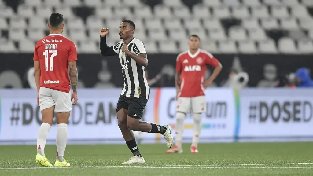 Cuiabano jogador do Botafogo comemora seu gol durante partida contra o Internacional no estádio Engenhão pelo campeonato Brasileiro A 2025. Foto: Thiago Ribeiro/AGIF