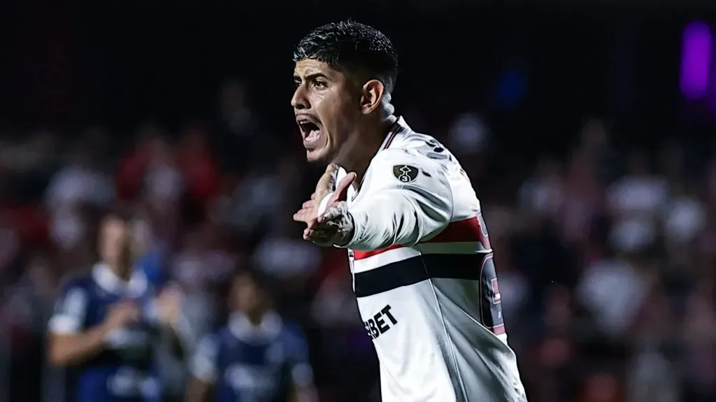 SP – SAO PAULO – 10/04/2025 – COPA LIBERTADORES 2025, SAO PAULO X ALIANZA LIMA – Alan Franco jogador do Sao Paulo reclama com a arbitragem durante partida contra o Alianza Lima no estadio Morumbi pelo campeonato Copa Libertadores 2025. Foto: Fabio Giannelli/AGIF