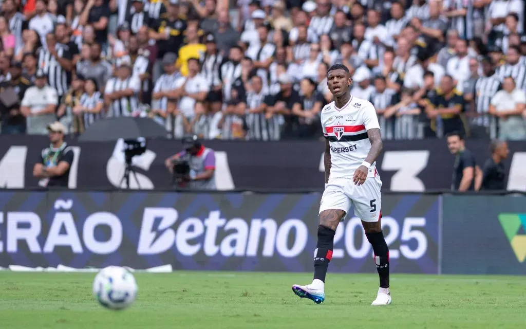 SP – BELO HORIZONTE – 06/04/2025 – BRASILEIRO A 2025, ATLETICO-MG X SAO PAULO – Arboleda jogador do Sao Paulo durante partida contra o Atletico-MG no estadio Mineirao pelo campeonato Brasileiro A 2025. Foto: Alessandra Torres/AGIF