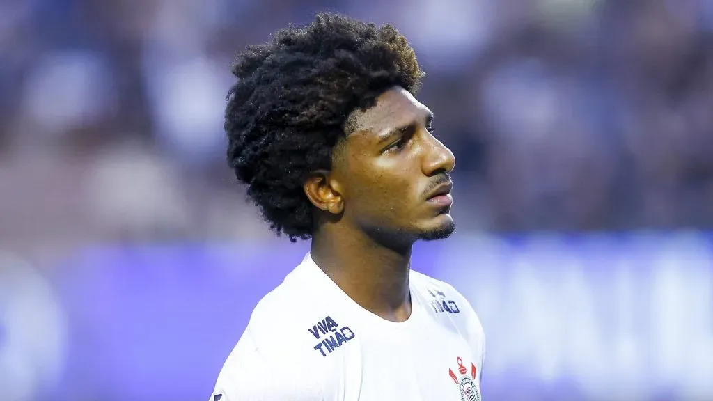 Talles Magno jogador do Corinthians durante partida contra o Portuguesa no estádio Pacaembu pelo campeonato Paulista 2025. Foto: Marco Miatelo/AGIF