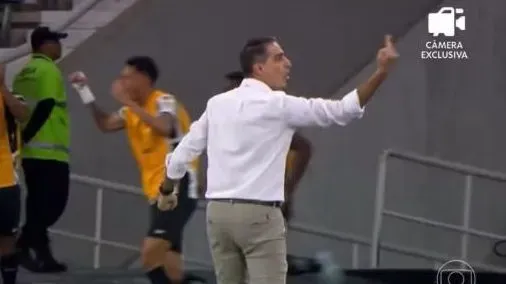 Renato Paiva mostra o dedo do meio para a comissão técnica em brincadeira – Foto: Reprodução TV Globo