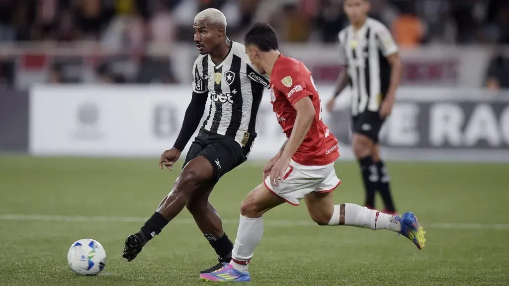 Cuiabano jogador do Botafogo durante partida contra o Estudiantes no estádio Engenhão pelo campeonato Copa Libertadores 2025. Foto: Alexandre Loureiro/AGIF