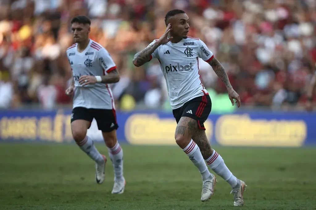 RIO DE JANEIRO, BRAZIL – JUNE 02: Everton Cebolinha of Flamengo celebrates after scoring the team´s first goal during the match between Vasco da Gama and Flamengo as part of Brasileirao 2024 at Maracana Stadium on June 2, 2024 in Rio de Janeiro, Brazil. (Photo by Wagner Meier/Getty Images)