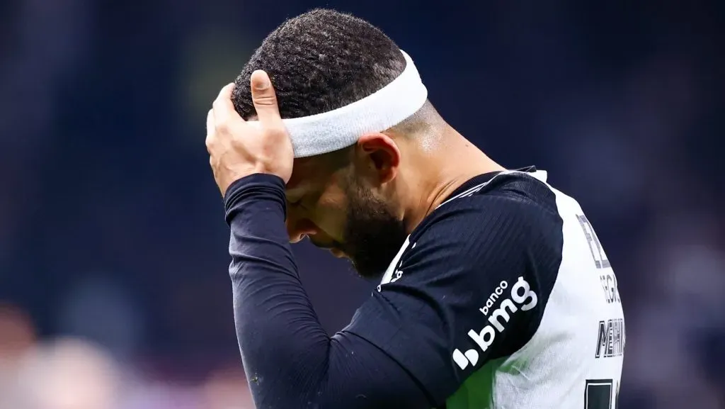 Memphis Depay lamentando. Foto: Marcello Zambrana/AGIF