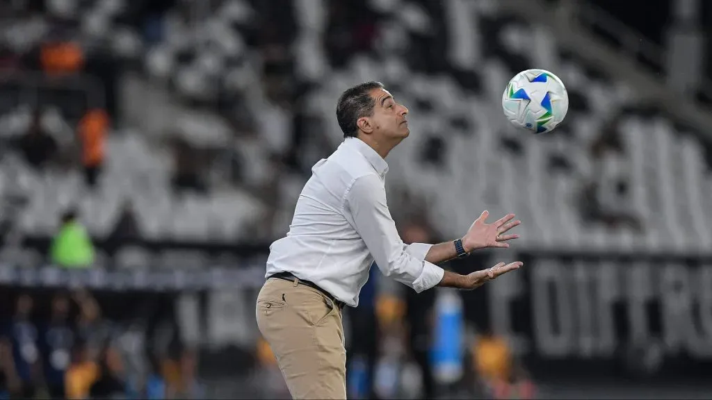 Renato Paiva técnico do Botafogo durante partida contra o Carabobo no estádio Engenhão pelo campeonato Copa Libertadores 2025. Foto: Thiago Ribeiro/AGIF