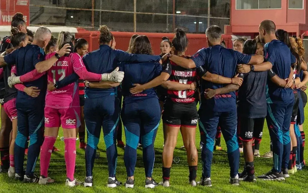Rosana Augusto, durante aquecimento das Meninas da Gávea para o clássico FlaFlu. Foto: Divulgação/Flamengo
