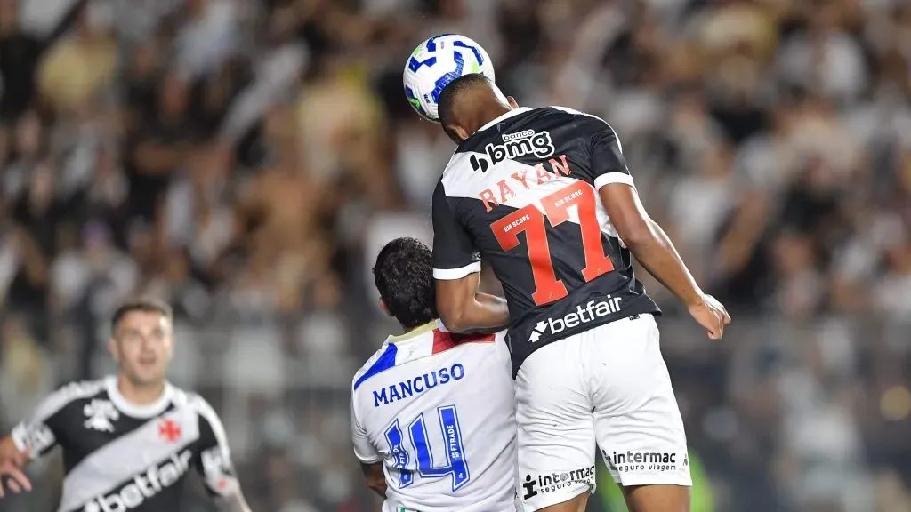 Rayan em disputa pelo alto no duelo diante do Fortaleza. Foto: Thiago Ribeiro/AGIF.