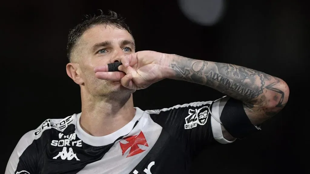 Vegetti jogador do Vasco comemora seu gol durante partida contra o Fortaleza no estádio São Januário pelo campeonato Brasileiro A 2025. Foto: Thiago Ribeiro/AGIF