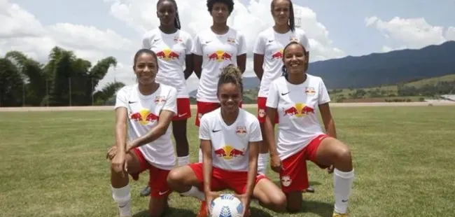 Letícia Monteiro, ex-Bragantino e as companheiras de equipe da temporada 2022 e que disputaram o Brasileirão A1. Foto: Reprodução/Bragantino