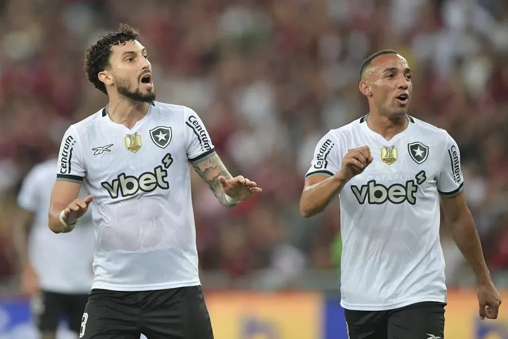 Alex Telles, jogador do Botafogo durante partida contra o Flamengo no estadio Maracana pelo campeonato Brasileiro A 2025. Foto: Thiago Ribeiro/AGIF