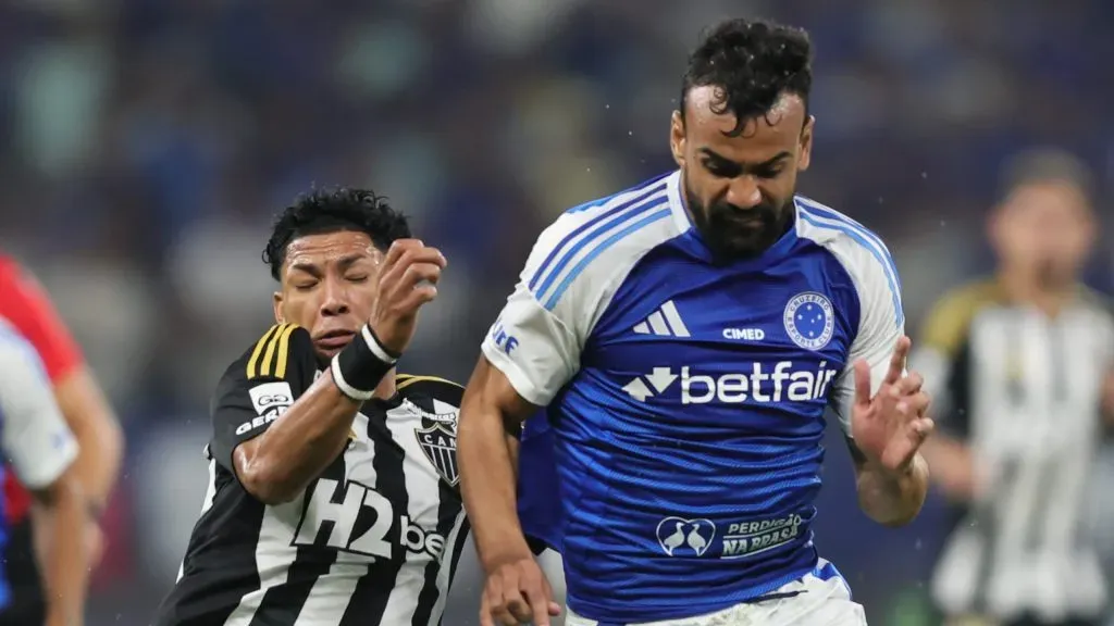 Fabrício Bruno disputa jogada no embate frente ao Galo. Foto: Gilson Lobo/AGIF.