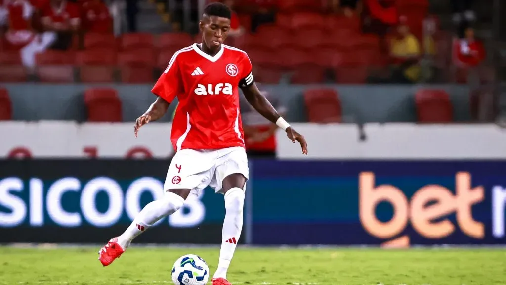 Vitão jogador do Internacional durante partida contra o Cruzeiro no estádio Beira-Rio pelo campeonato Brasileiro A 2025. Foto: Maxi Franzoi/AGIF