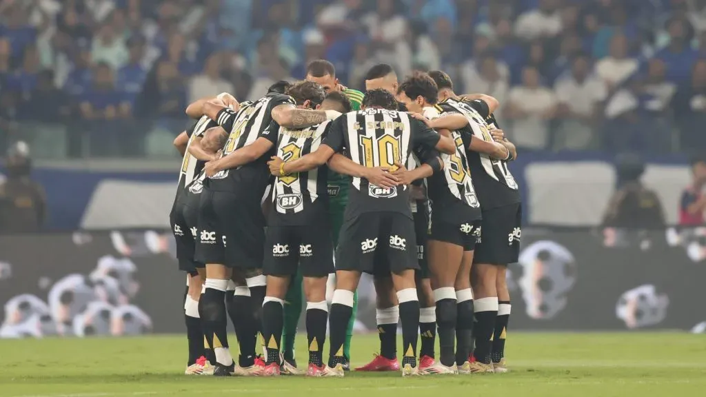 Jogadores do Galo reunidos antes do confronto diante da Raposa. Foto: Gilson Lobo/AGIF.