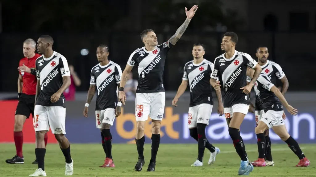 Vegetti jogador do Vasco comemora seu gol com jogadores do seu time durante partida contra o Fortaleza no estádio São Januário pelo campeonato Brasileiro A 2025. Foto: Jorge Rodrigues/AGIF
