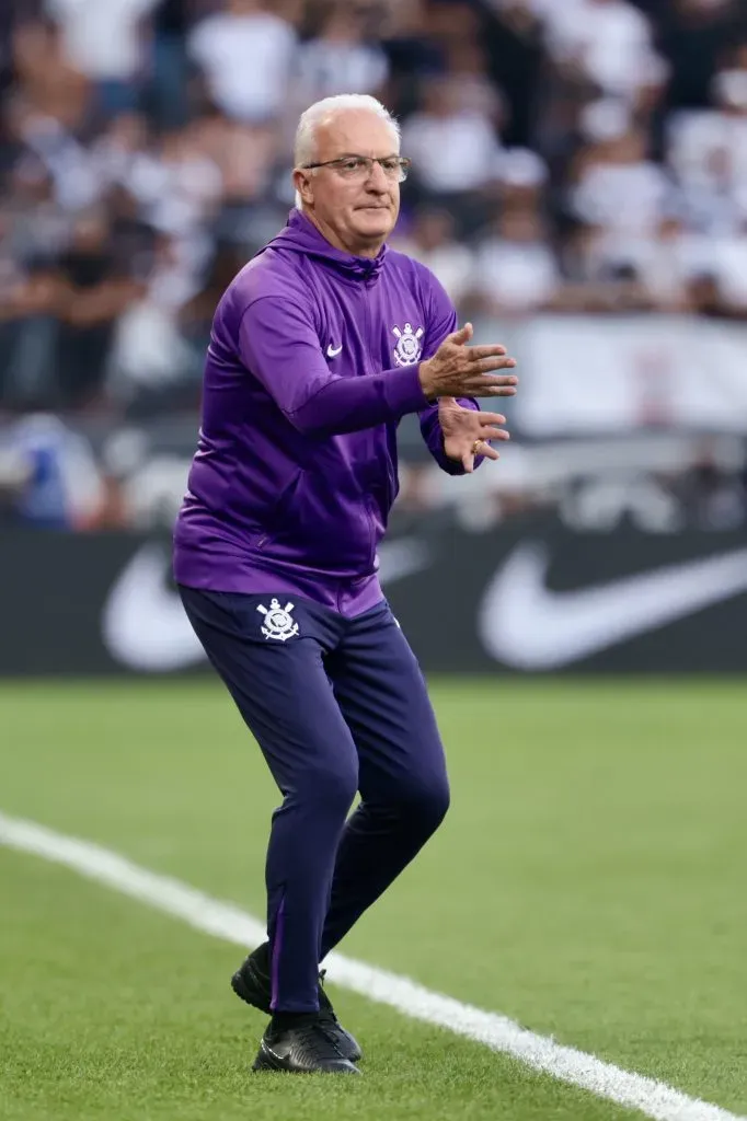 Dorival Jr. técnico do Corinthians durante partida contra o Santos – Foto: Marcello Zambrana/AGIF
