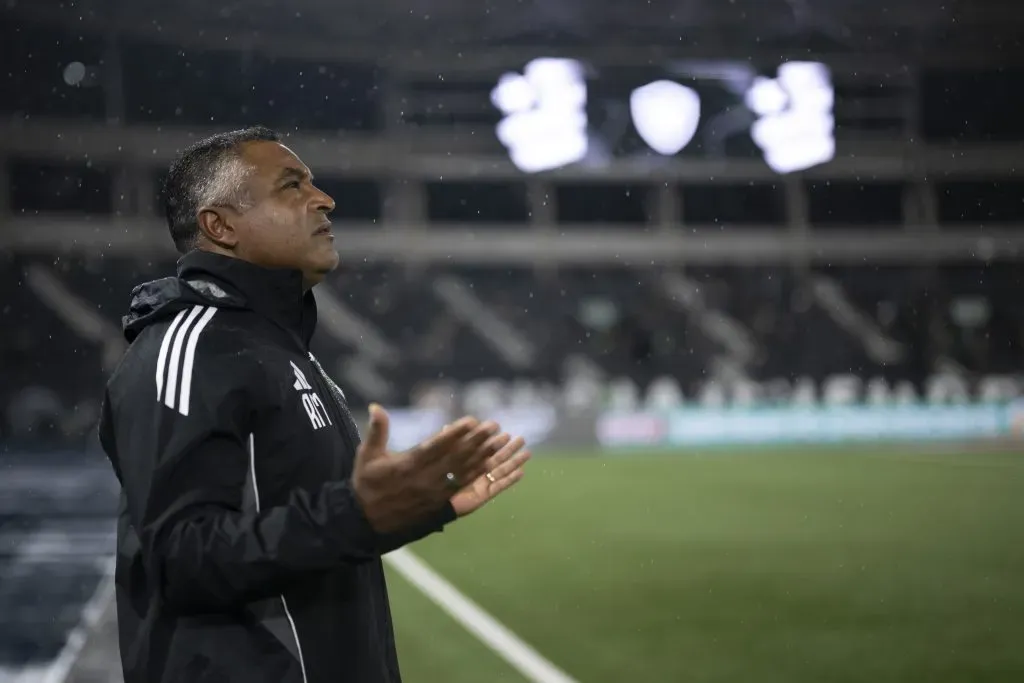 RJ – RIO DE JANEIRO – 11/05/2025 – BRASILEIRO A 2025, BOTAFOGO X INTERNACIONAL – Roger Machado tecnico do Internacional durante partida contra o Botafogo no estadio Engenhao pelo campeonato Brasileiro A 2025. Foto: Jorge Rodrigues/AGIF