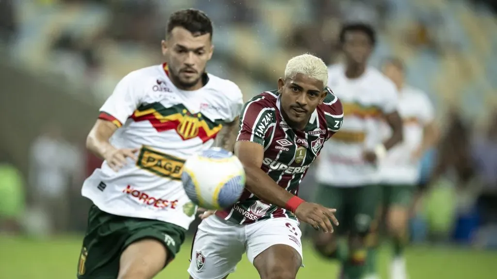 John Kennedy disputa jogada com atleta do Sampaio Corrêa-MA. Foto: Jorge Rodrigues/AGIF.