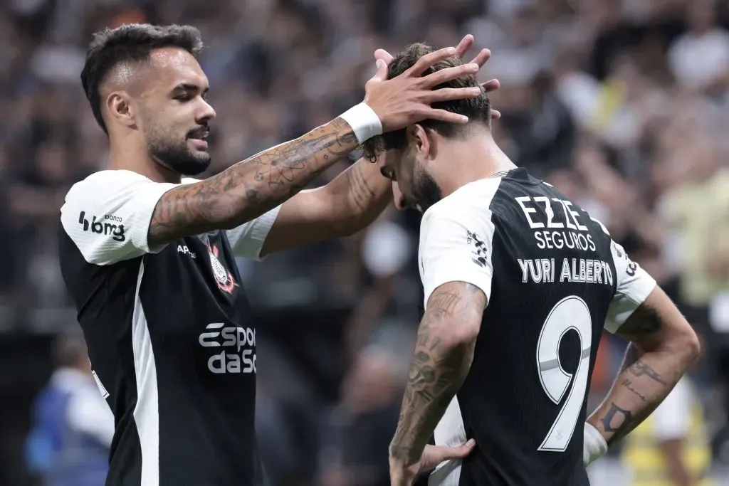Yuri Alberto jogador do Corinthians comemora seu gol com Raniele durante partida contra o Santos – Foto: Marcello Zambrana/AGIF