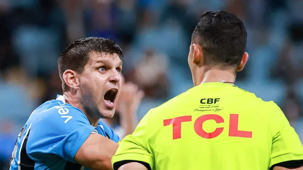 Foto: Maxi Franzoi/AGIF – Kannemann ficou furioso com o árbitro Matheus Delgado Candançan.