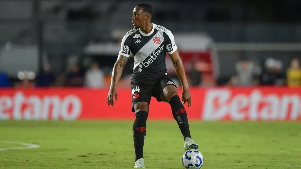 Luiz Gustavo, jogador do Vasco, durante partida contra o Operário, pela Copa Betano do Brasil. Foto: Thiago Ribeiro/AGIF.