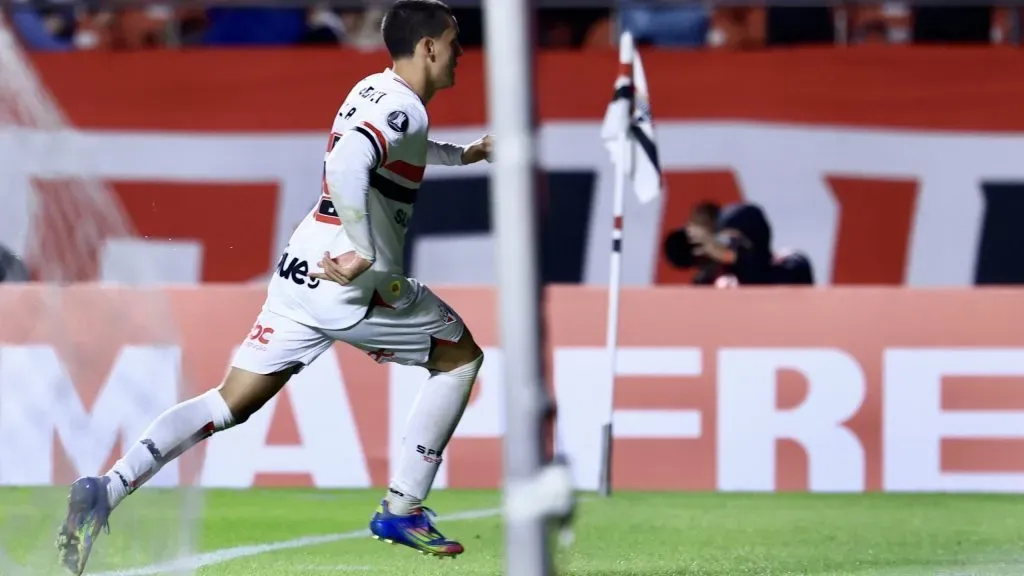 Lucca, jogador do São Paulo, comemora seu gol durante partida contra o Libertad no estadio Morumbi pelo campeonato Copa Libertadores 2025. Foto: Marcello Zambrana/AGIF