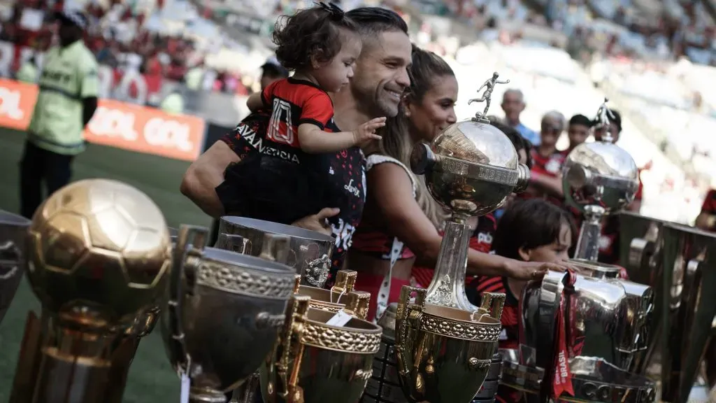 RJ – Rio de Janeiro – 12/11/2022 – BRASILEIRO A 2022, FLAMENGO X AVAI – Diego Ribas jogador do Flamengo posa para fotos com os trofeus conquistados com o Flamengo, antes do jogo entre Flamengo e Avai, no estadio Maracana pelo campeonato Brasileiro A 2022. Foto: Joao Gabriel Alves/AGIF
