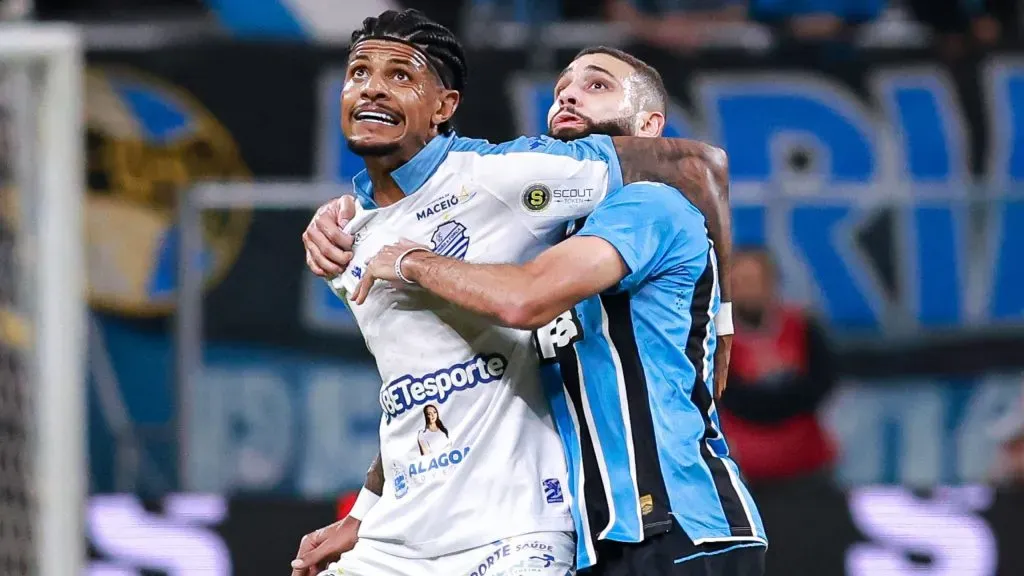 Wagner Leonardo jogador do Grêmio disputa lance com Tiago Marques jogador do CSA durante partida no estádio Arena do Grêmio pelo campeonato Copa Do Brasil 2025. Foto: Maxi Franzoi/AGIF