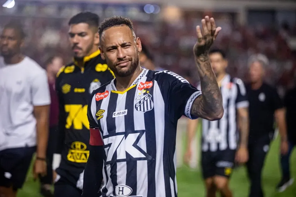 AL – MACEIO – 22/05/2025 – COPA DO BRASIL 2025, CRB X SANTOS – Neymar provoca torcida do CRB, apos eliminacao nos penaltis, estadio Rei Pele pelo campeonato Copa Do Brasil 2025. Foto: Itawi Albuquerque/AGIF