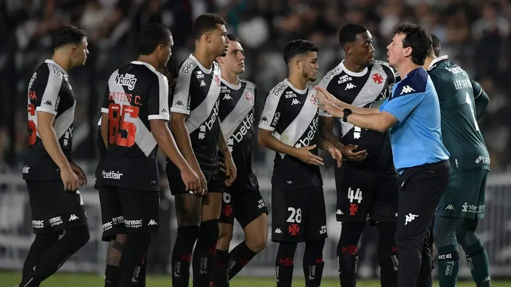 Fernando Diniz técnico do Vasco antes das cobranças de penaltis durante partida contra o Operário no estádio São Januário pelo campeonato Copa Do Brasil 2025. Foto: Thiago Ribeiro/AGIF
