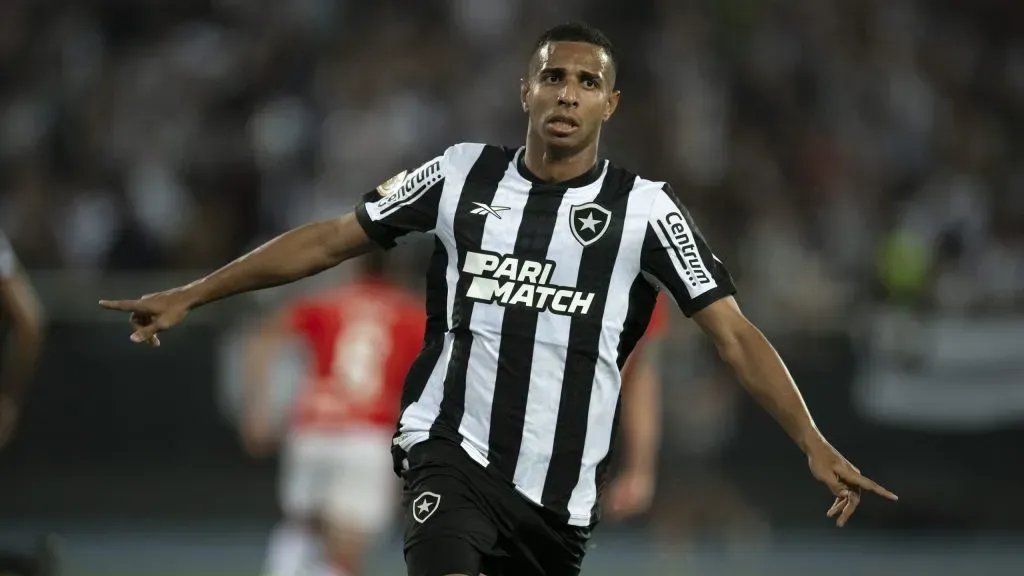 Victor Sá já atuou pelo Alvinegro de General Severiano. Foto: Jorge Rodrigues/AGIF.