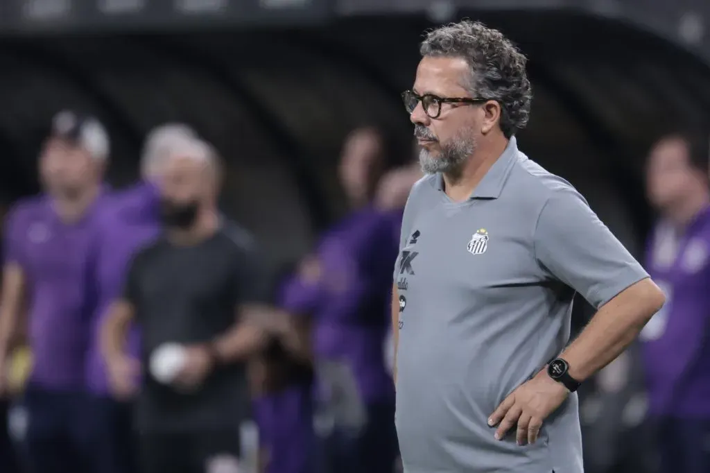 Cleber Xavier no comando do Santos. Foto: Marcello Zambrana/AGIF