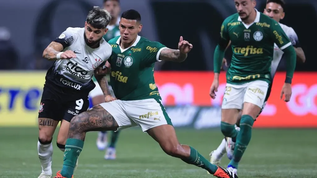 Naves jogador do Palmeiras disputa lance com Yuri Alberto jogador do Corinthians durante partida no estádio Arena Allianz Parque pelo campeonato Brasileiro A 2024. Foto: Ettore Chiereguini/AGIF