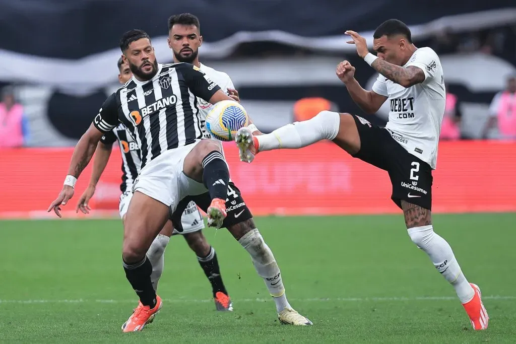 Mateuzinho jogador do Corinthians disputa lance com Hulk jogador do Atletico-MG -Foto: Ettore Chiereguini/AGIF