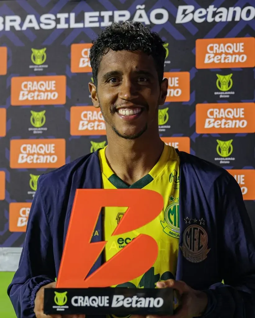 Gabriel, meia do Mirassol foi “craque do jogo” na partida vitoriosa contra o São Paulo fora de casa no Brasileirão 2025. Foto: JP Pinheiro/Agência Mirassol