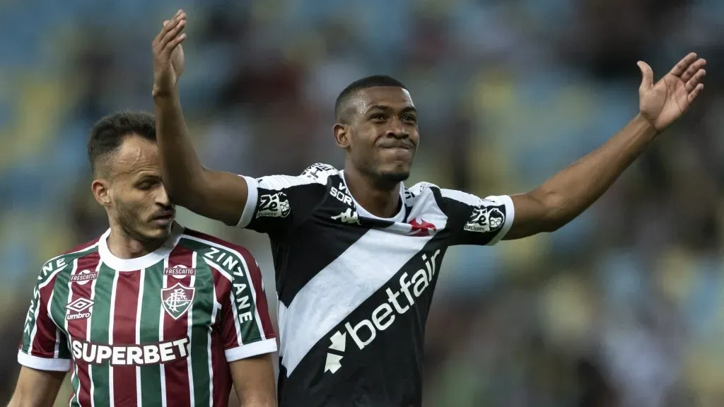 Renê jogador do Fluminense e Rayan jogador do Vasco durante partida no estádio Maracanã pelo campeonato Brasileiro A 2025. Foto: Jorge Rodrigues/AGIF