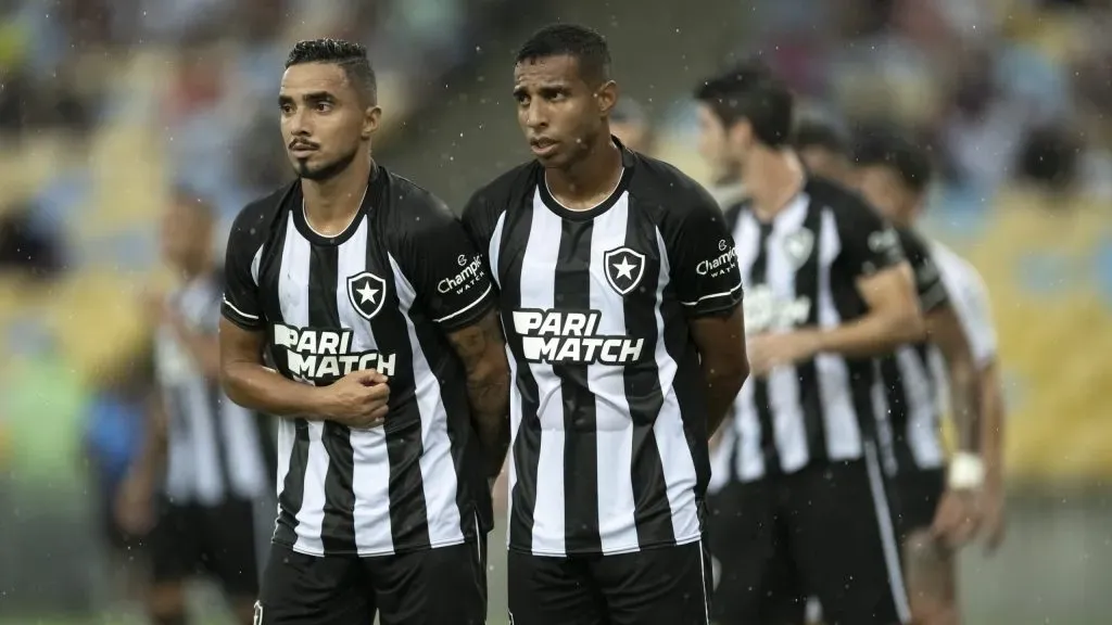 Rafael e Victor Sá durante jogo do Glorioso na temporada de 2023. Foto: Jorge Rodrigues/AGIF.