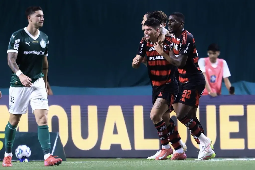 Ayrton Lucas jogador do Flamengo comemora seu gol – Foto: Marcello Zambrana/AGIF