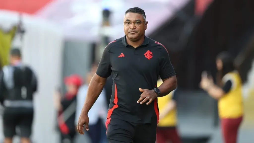 Roger Machado no comando do Inter. Foto: Marlon Costa/AGIF