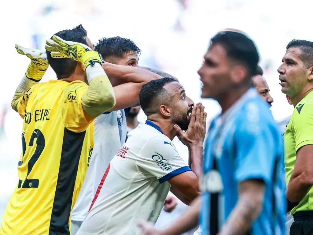 Jogadores do Bahia reclamaram muito da marcação de Bruno Arleu de Araújo. Foto: Giancarlo Santorum/AGIF