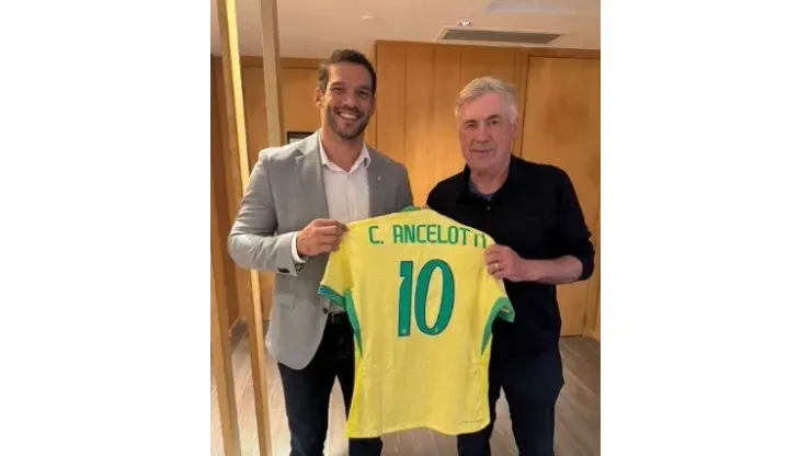 O presidente da CBF Samir Xaud recebendo o treinador Carlo Ancelotti no Rio de Janeiro. Reprodução X