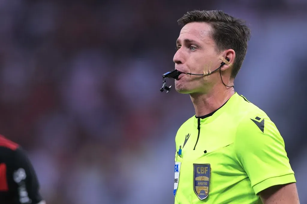 Árbitro coleciona polêmica em vários jogos - Foto: Ettore Chiereguini/AGIF.