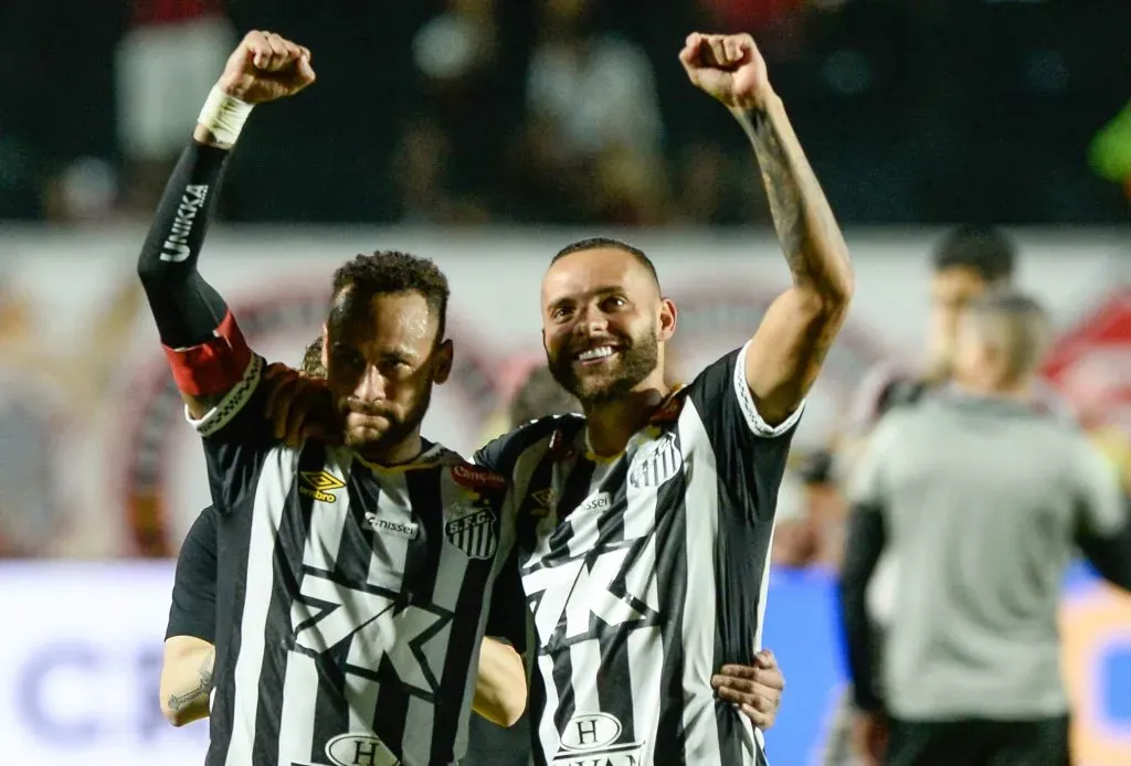 BA – SALVADOR – 25/05/2025 – BRASILEIRO A 2025, VITORIA X SANTOS – Neymar e Guilherme jogadores do Santos comemoram vitoria ao final da partida contra o Vitoria no estadio Barradao pelo campeonato Brasileiro A 2025. Foto: Jhony Pinho/AGIF