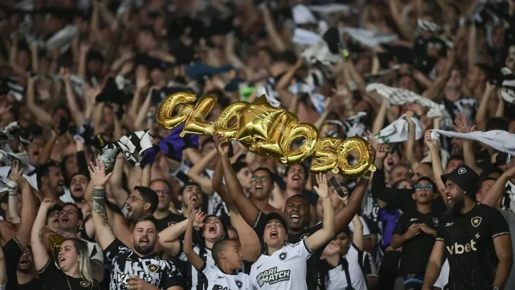Torcedores do Botafogo fazendo a festa. Foto: Thiago Ribeiro/AGIF.