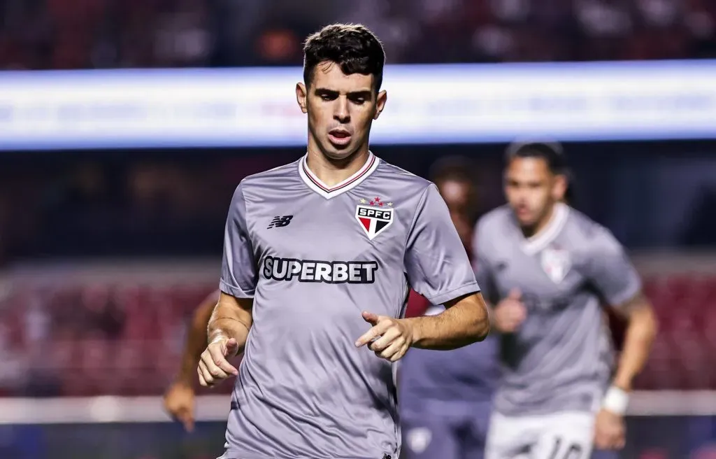 SP – SAO PAULO – 24/05/2025 – BRASILEIRO A 2025, SAO PAULO X MIRASSOL – Oscar jogador do Sao Paulo durante aquecimento antes da partida contra o Mirassol no estadio Morumbi pelo campeonato Brasileiro A 2025. Foto: Fabio Giannelli/AGIF