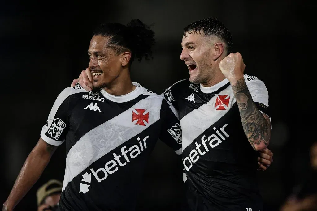 RJ – RIO DE JANEIRO – 30/03/2025 – BRASILEIRO A 2025, VASCO X SANTOS – Vegetti jogador do Vasco comemora seu gol com Mauricio Lemos jogador da sua equipe durante partida contra o Santos no estadio Sao Januario pelo campeonato Brasileiro A 2025. Foto: Thiago Ribeiro/AGIF