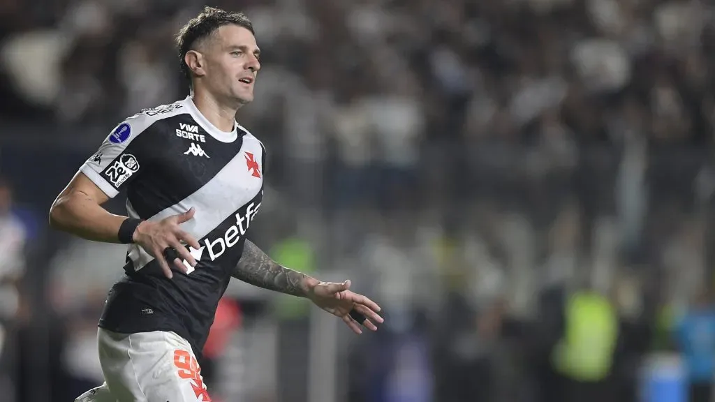Vegetti defendendo o Vasco em duelo pela Copa Sul-Americana – Foto: Thiago Ribeiro/AGIF