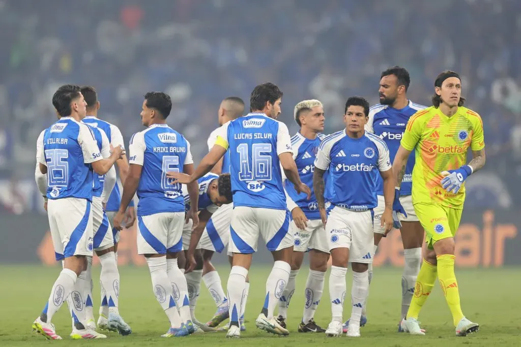 Jogadores do Cruzeiro durante entrada em campo para partida contra o Atletico-MG – Foto: Gilson Lobo/AGIF