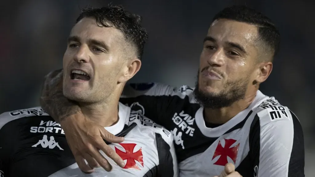 Vegetti e Coutinho durante Vasco x Melgar – Foto: Jorge Rodrigues/AGIF