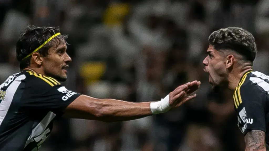 Foto: Fernando Moreno/AGIF – Rubens e Scarpa em jogo do Atlético-MG.